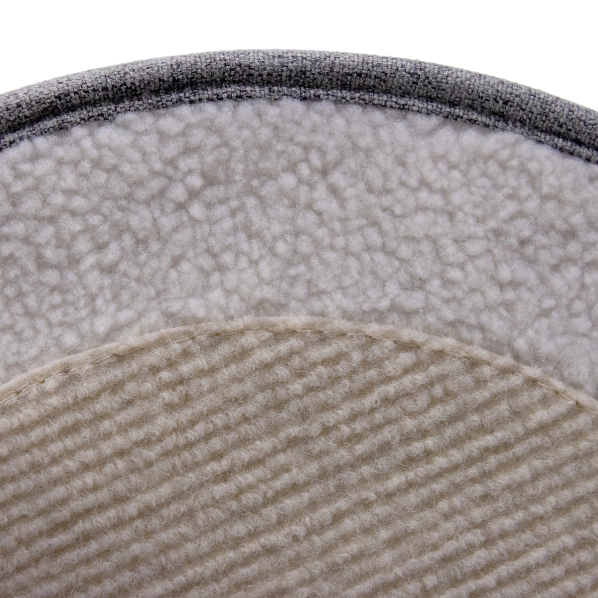 Superficie in materiale grigio con fodera soffice e fondo a costine della cuccia chiusa per gatto PAWY R di hjh LIVING
