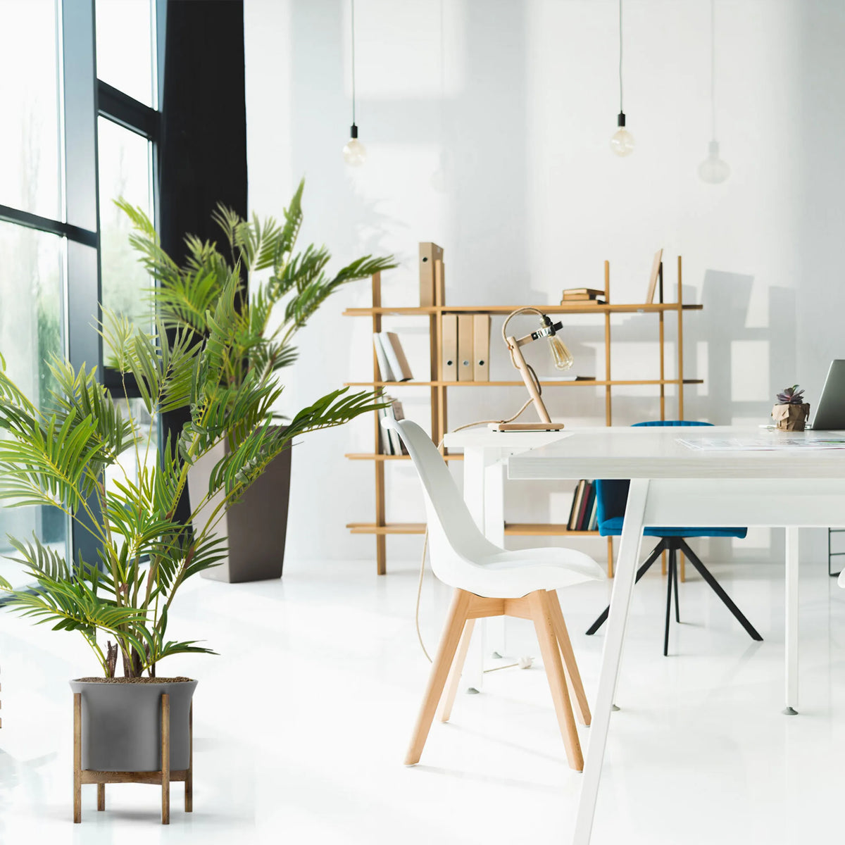 Pianta artificiale verde ARECA I in un vaso grigio su un supporto in legno di hjh OFFICE