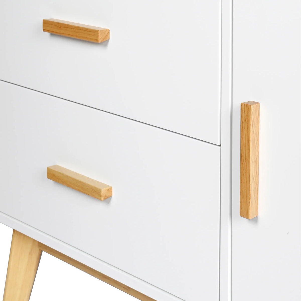 Frontali bianchi con maniglie in legno chiaro della Madia TAROLO di hjh LIVING