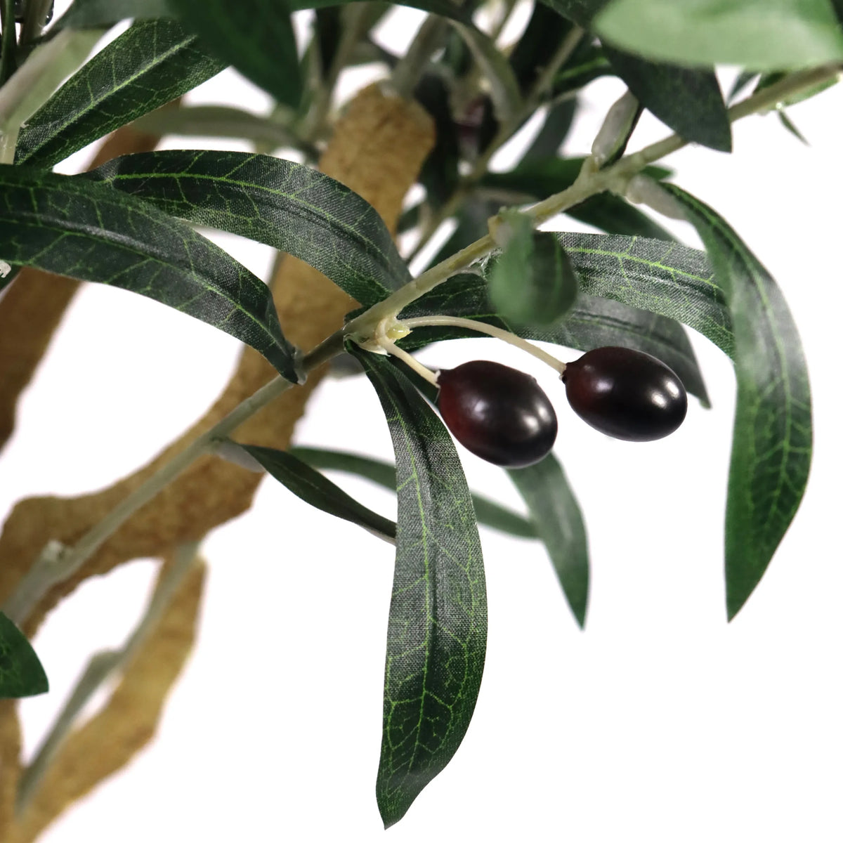 Due olive scure su un ramo con foglie verdi della pianta artificiale OLIVE II di hjh OFFICE