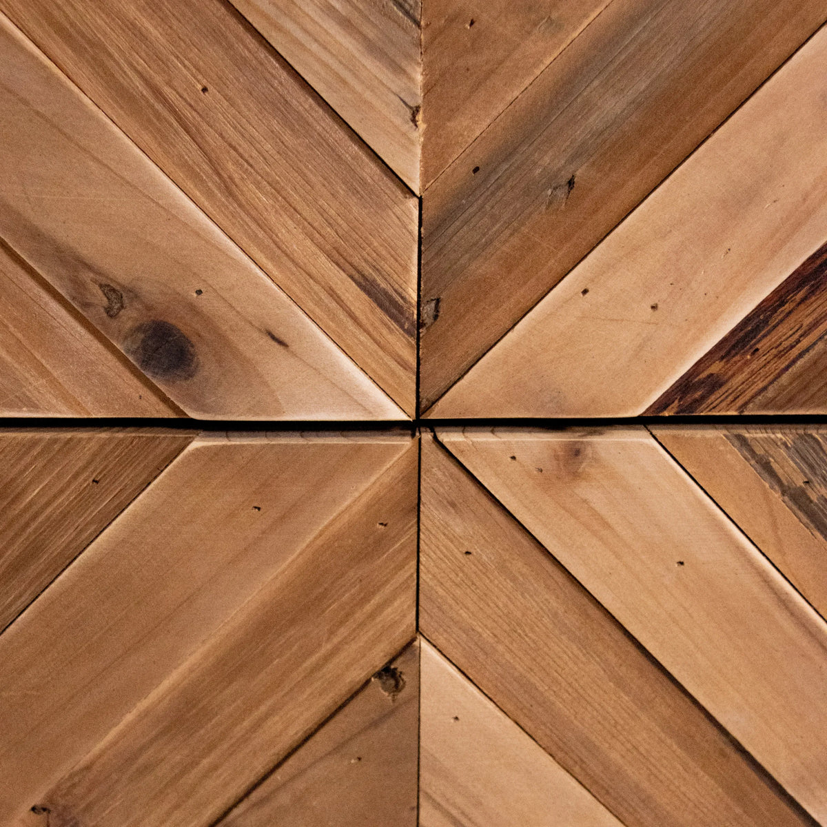 Superficie in legno con motivo a spina di pesce della madia SANTJAGO BLACK SUN L in colore marrone scuro di hjh LIVING
