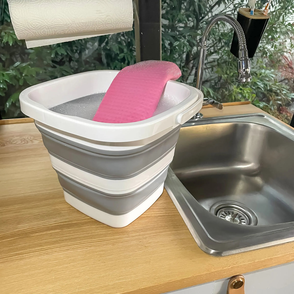 Contenitore pieghevole CLEAN SILE grigio e bianco con una spugna rosa in un lavandino di hjh OFFICE