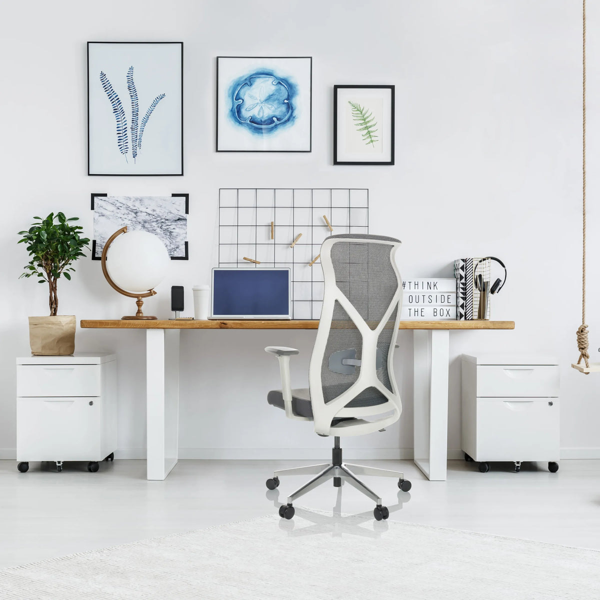 Sedia da ufficio professionale AZURRO WHITE grigia con schienale in rete e braccioli di hjh OFFICE