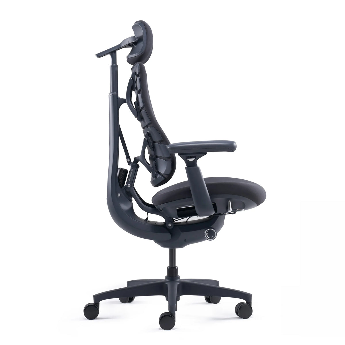 Seitenansicht des High-End-Bürostuhls LiberNovo Omni in Schwarz mit Kopfstütze und Armlehnen von Libernovo