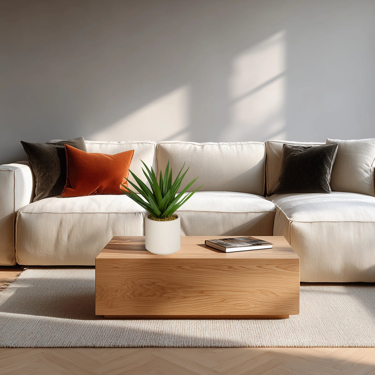 Pianta artificiale Agave in verde con vaso bianco su un tavolo di legno davanti a un divano chiaro di hjh OFFICE