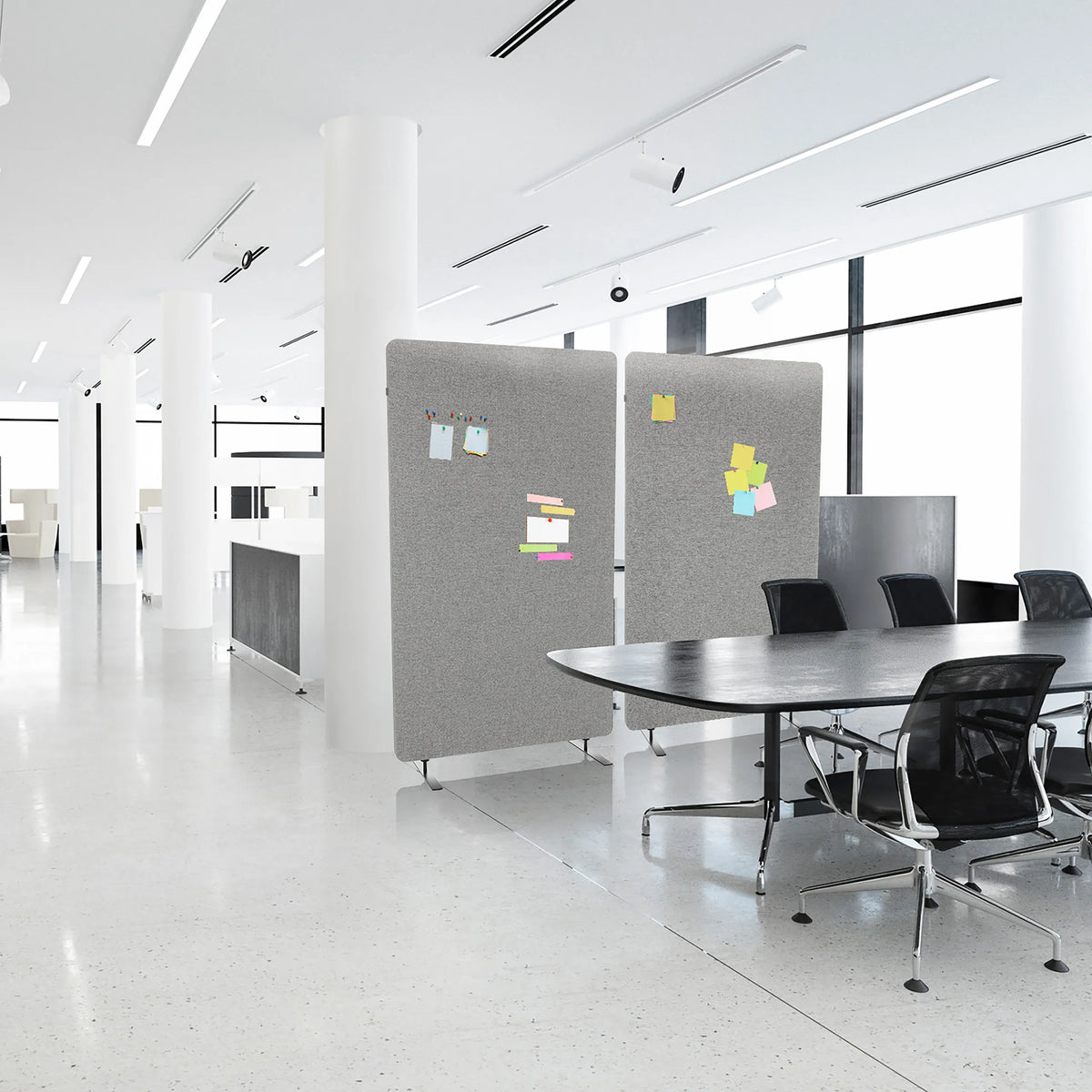 Pareti divisorie FLEXMIUT STAND grigio chiaro con foglietti per appunti in un ufficio di hjh OFFICE