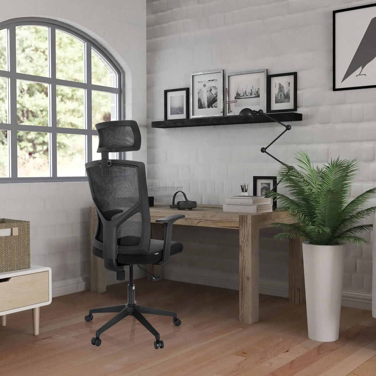 Sedia Home Office BRETON B nera con poggiatesta e schienale in rete di hjh OFFICE