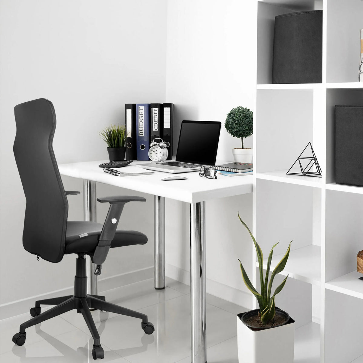 Sedia Home Office ARTON 30 nera con braccioli e rotelle a una scrivania bianca di hjh OFFICE