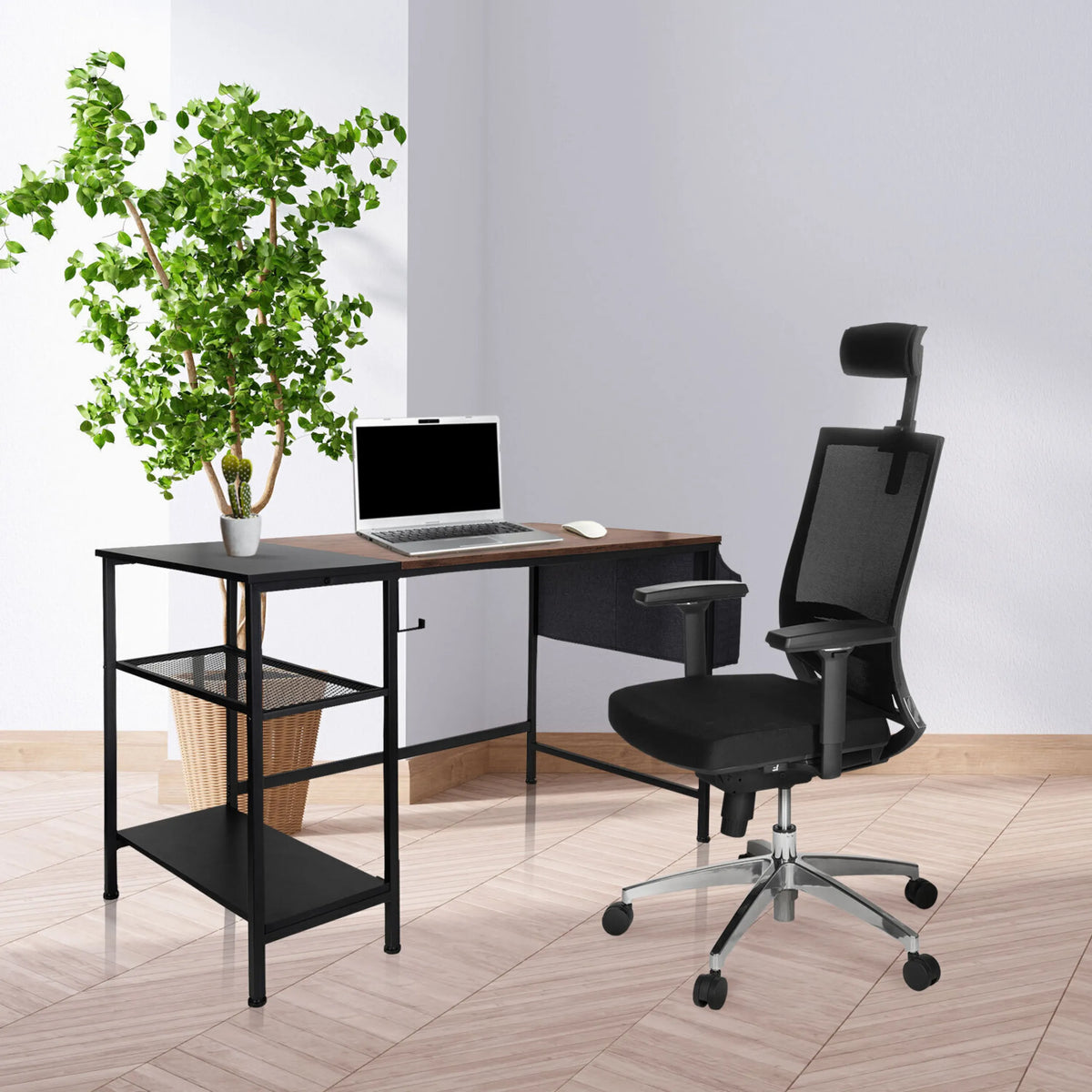 Scrivania WORKSPACE H I in nero e marrone con due ripiani e una sedia da ufficio nera di hjh OFFICE