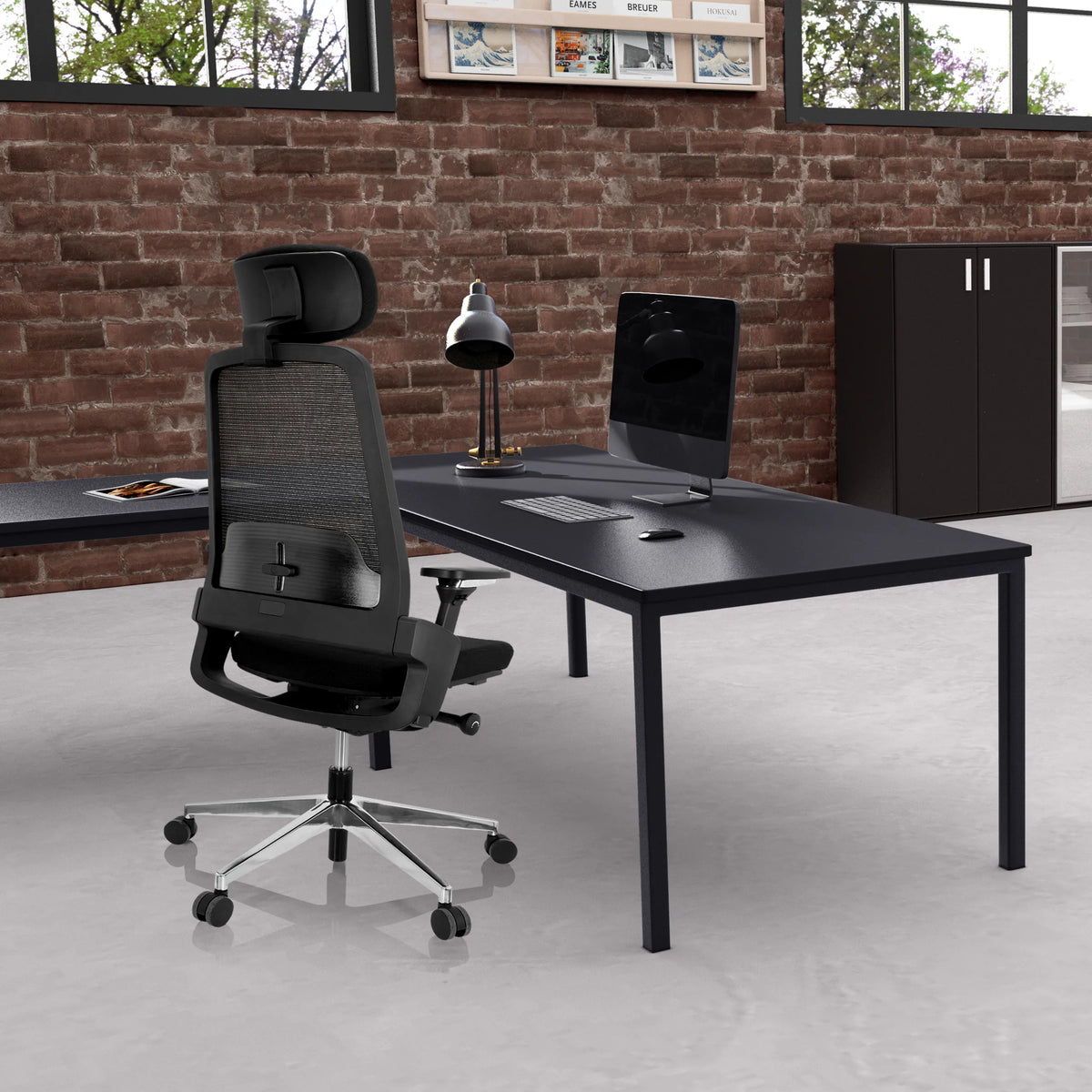 Sedia da ufficio professionale BRACIO nera con schienale in rete e poggiatesta di hjh OFFICE