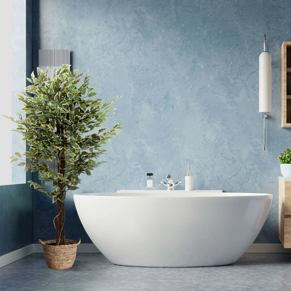 Piante artificiali FICUS in verde con vaso a cesto intrecciato davanti a una parete blu di hjh OFFICE