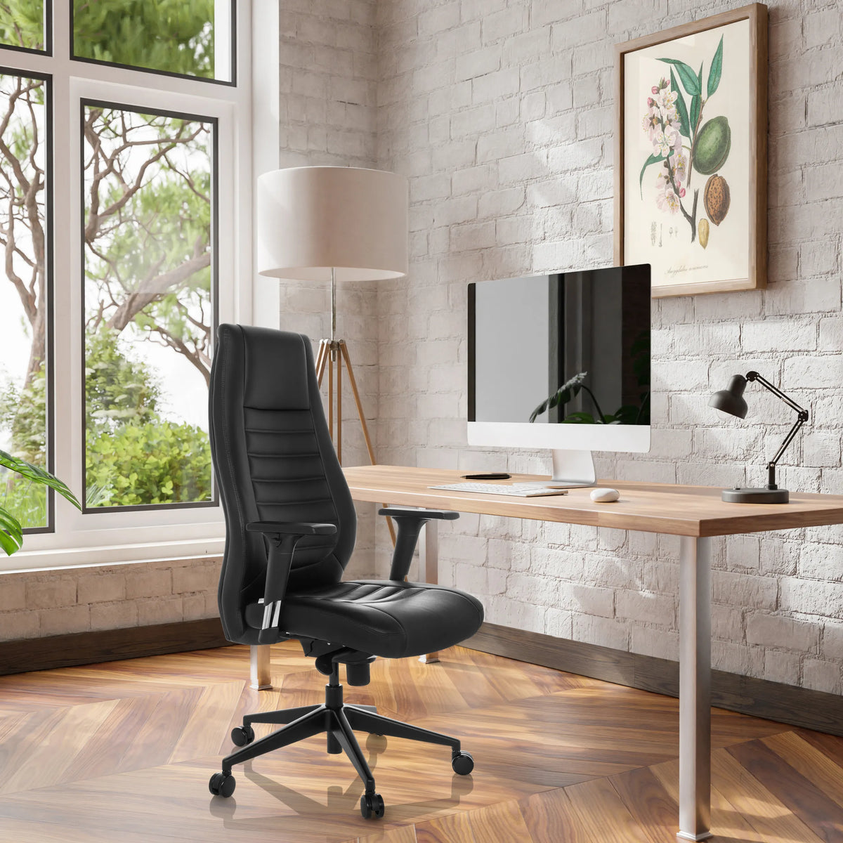 Poltrona professionale VITORO B nera a una scrivania in una stanza luminosa con pavimento in parquet di hjh OFFICE