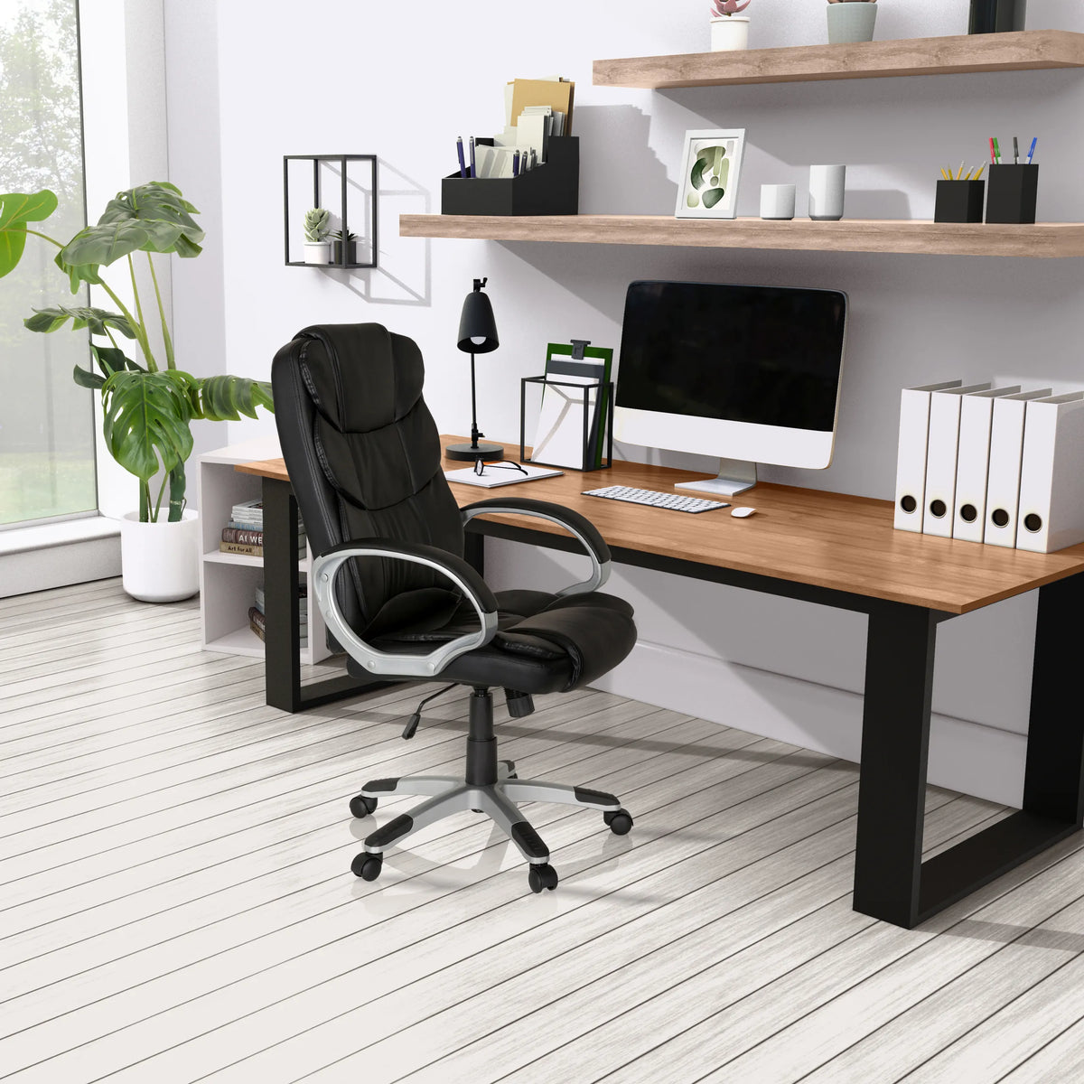 Poltrona Home Office RELAX BY155 in nero con braccioli davanti a una scrivania di MyBuero