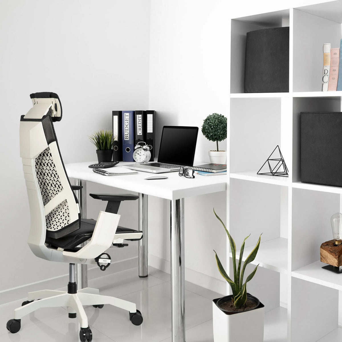 Sedia da ufficio high-end GENIDIA PRO WHITE in bianco e nero a una scrivania bianca in un moderno home office di hjh OFFICE