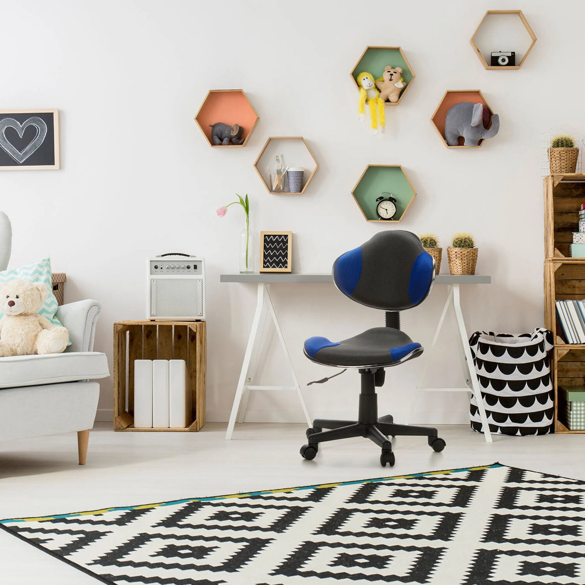 Sedia girevole per bambini KIDDY GTI-2 in grigio e blu con base a rotelle davanti a una scrivania di hjh OFFICE