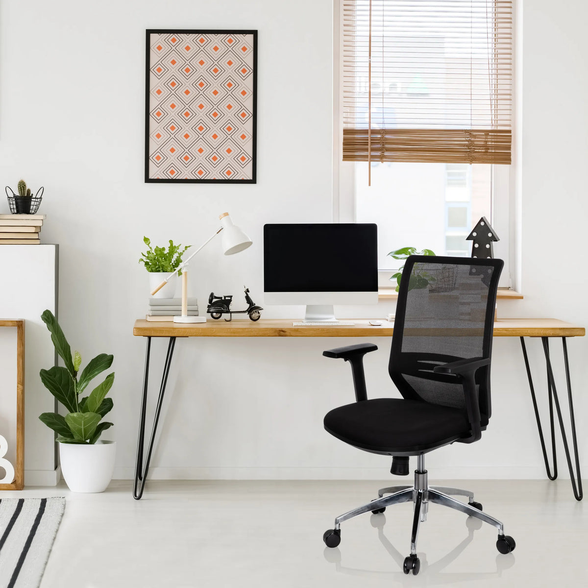 Sedia da ufficio professionale PROFONDO nera con schienale in rete e base cromata di hjh OFFICE