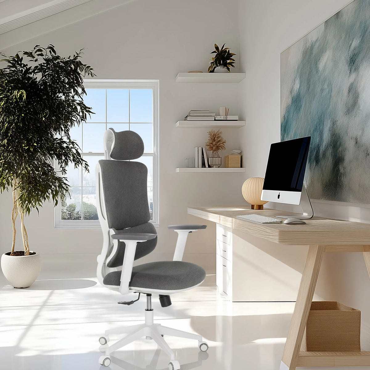 Sedia Home Office ERGOMY WF con rivestimento in tessuto grigio e struttura bianca in uno studio luminoso di MyBuero