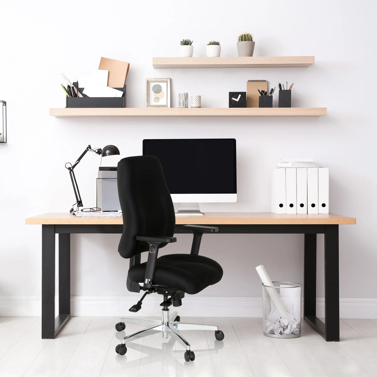 Sedia da ufficio professionale nera ZENIT COMFORT a una scrivania in uno studio luminoso di hjh OFFICE