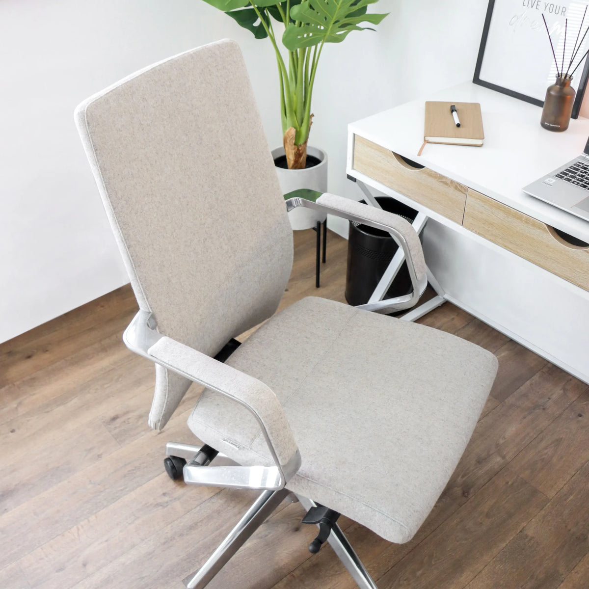 Sedia da ufficio professionale BESSONA beige con braccioli e base in alluminio davanti a una scrivania bianca di hjh OFFICE