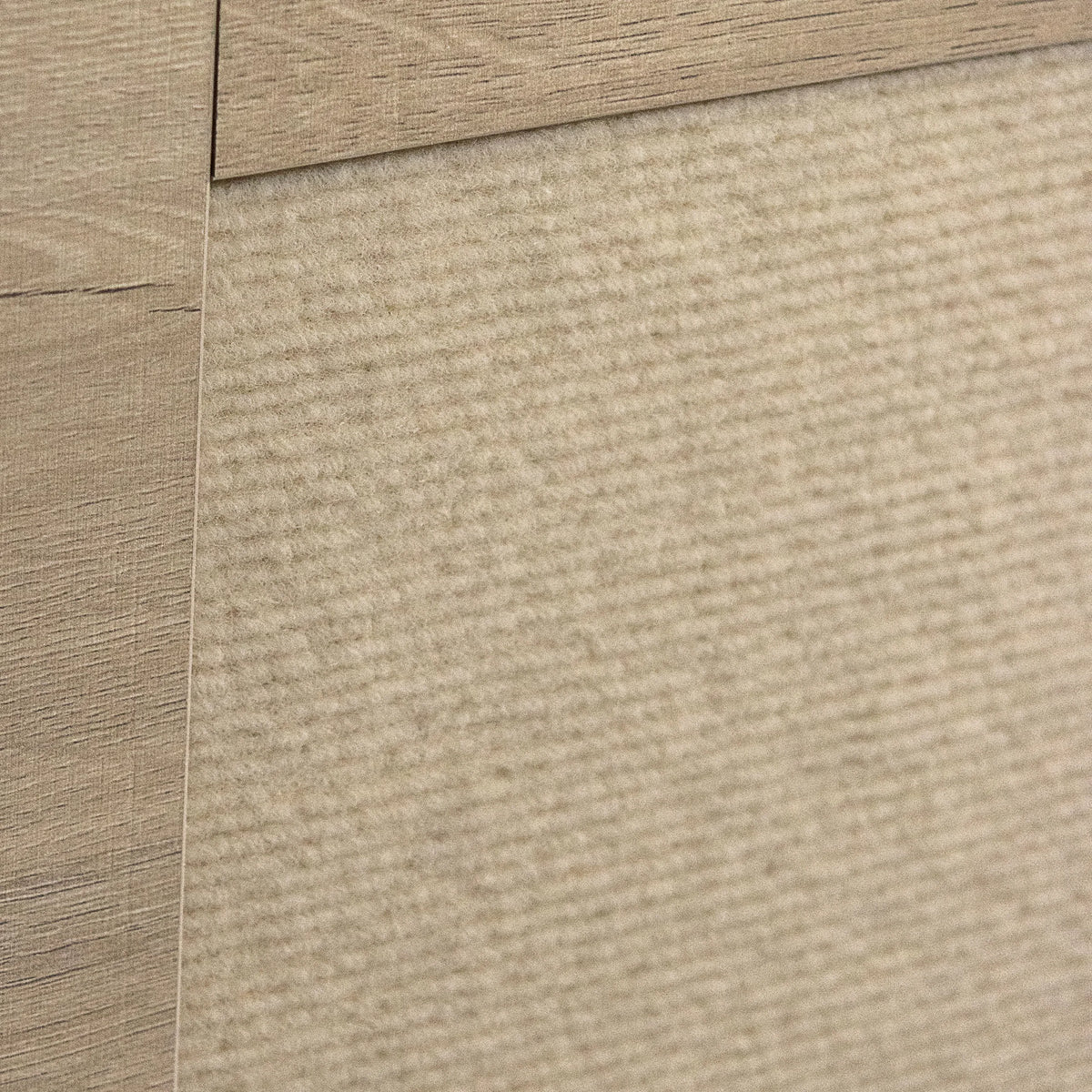 Vista dei materiali della superficie in legno di rovere e del rivestimento in feltro della cuccia per gatto KITTY PAWBOX 1 di hjh LIVING