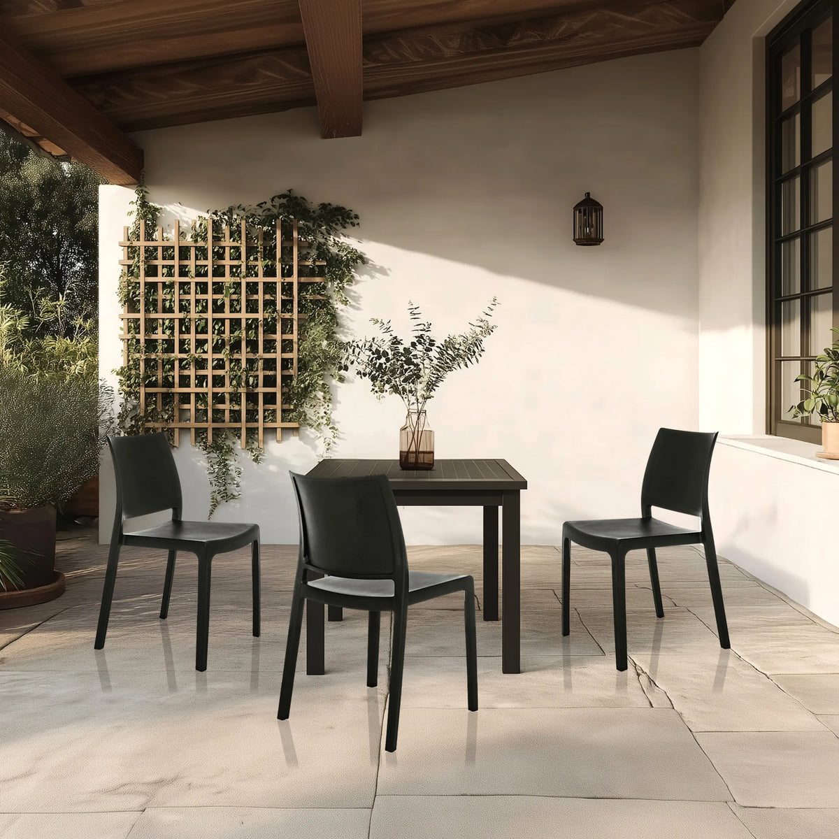 Tre sedie da esterno nere T37 V con tavolo coordinato su una terrazza di hjh LIVING