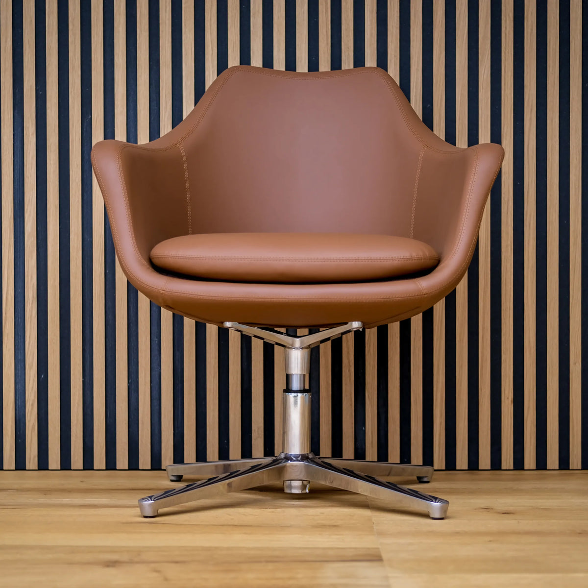 Poltrona Lounge ARTEMIA marrone con scocca curva e base metallica a quattro razze di hjh OFFICE