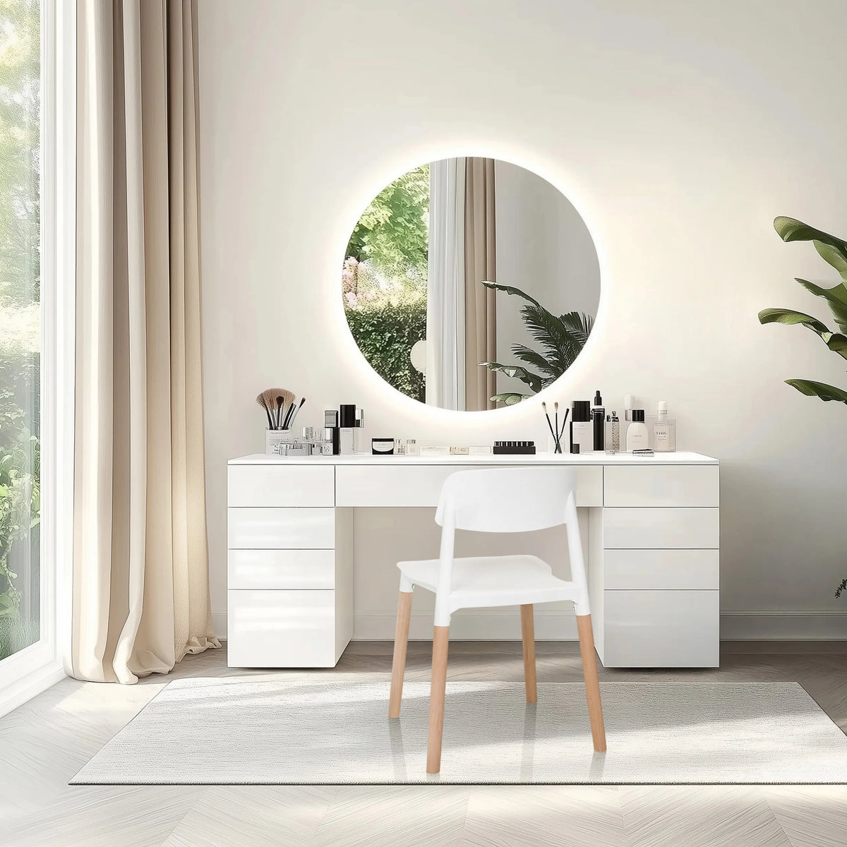 Sedia a quattro gambe SCANDI E bianca con gambe in legno chiaro davanti a un tavolo da trucco di hjh LIVING