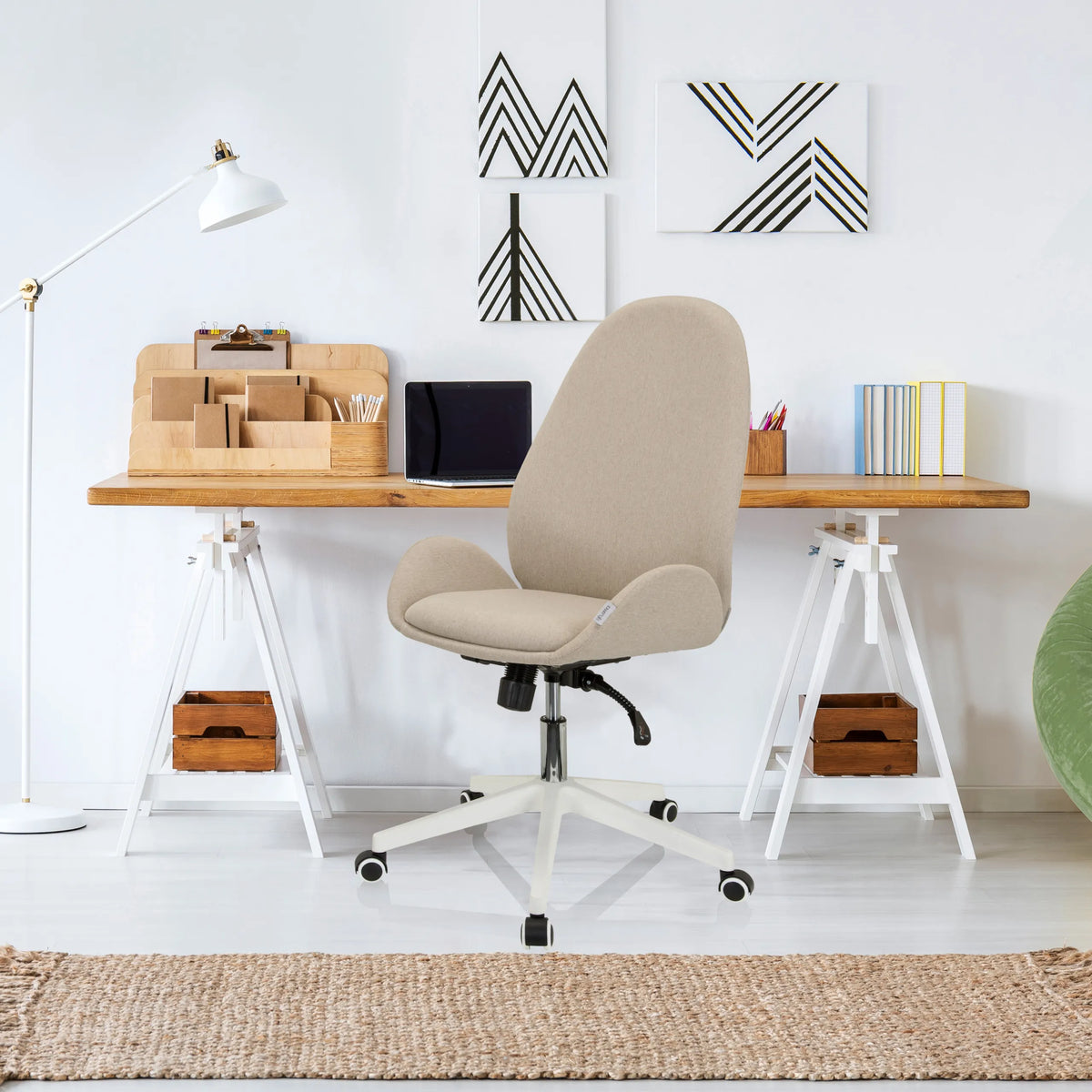 Sedia Home Office AVEA I beige con cinque rotelle e uno schienale curvo di hjh OFFICE