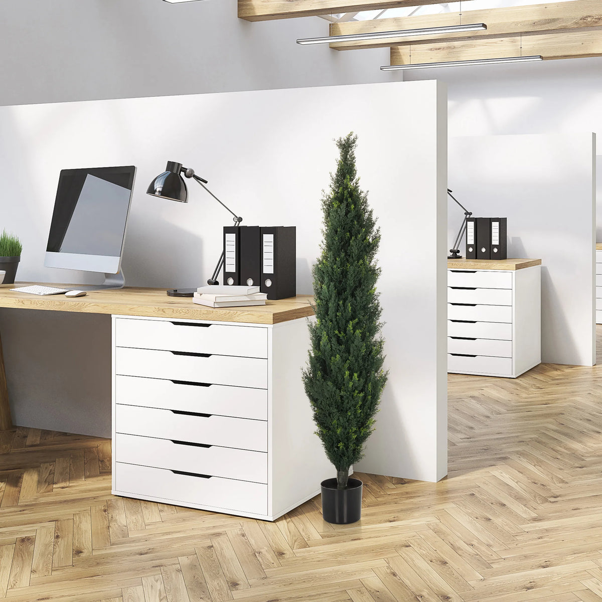 Piante artificiali verdi CEDRUS in un vaso nero nell'ufficio di hjh OFFICE