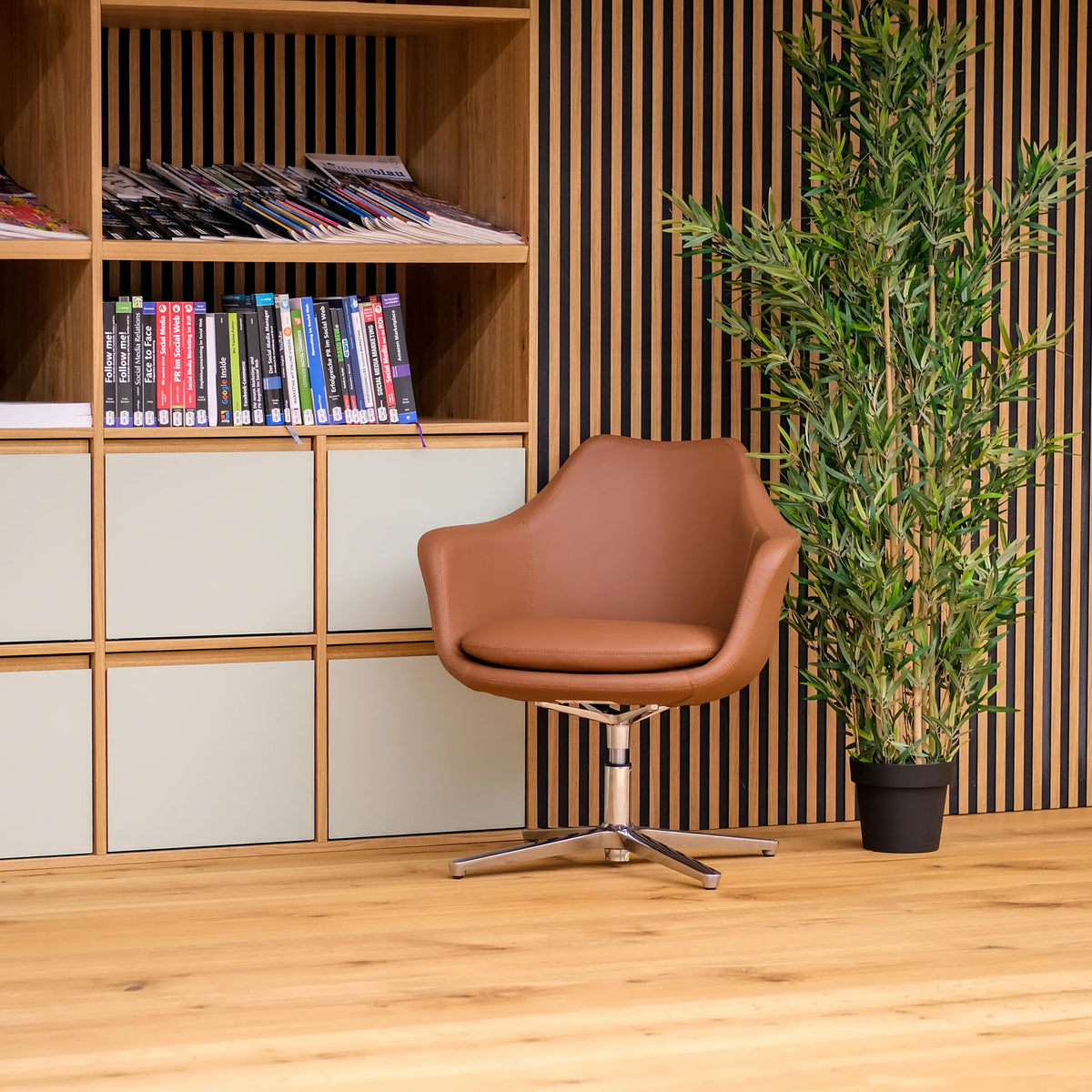 Poltrona Lounge ARTEMIA marrone con scocca curva e base a quattro razze di hjh OFFICE