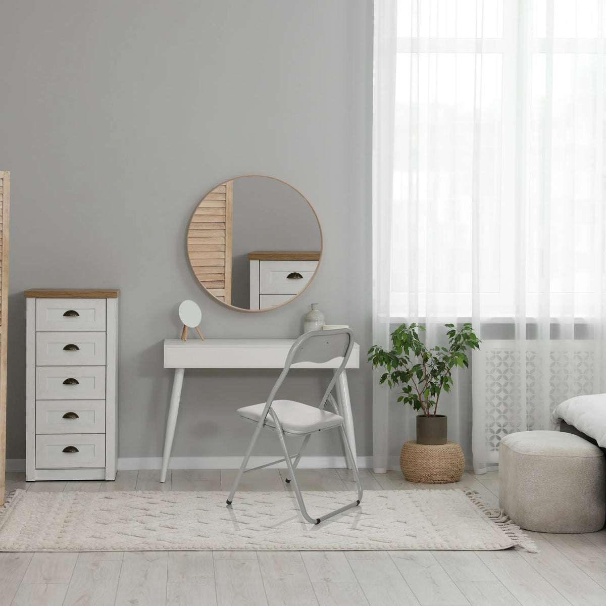 Sedia pieghevole TUDELA BASIC grigia in PVC in una stanza luminosa con un tavolo da trucco bianco di hjh OFFICE