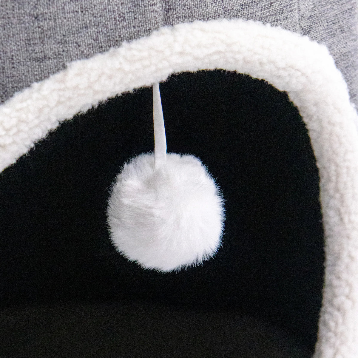Pallina bianca da gioco con cordino all'interno della cuccia chiusa per gatto PAWY R di hjh LIVING