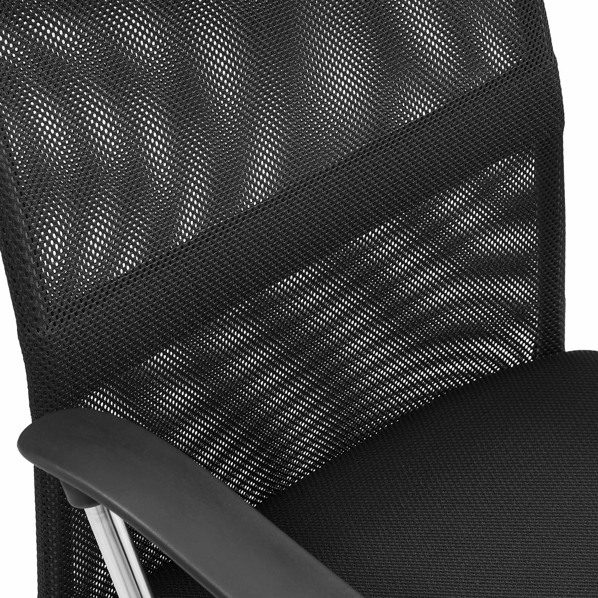 Schienale in rete nera e bracciolo della poltrona Home Office PURE NET di hjh OFFICE