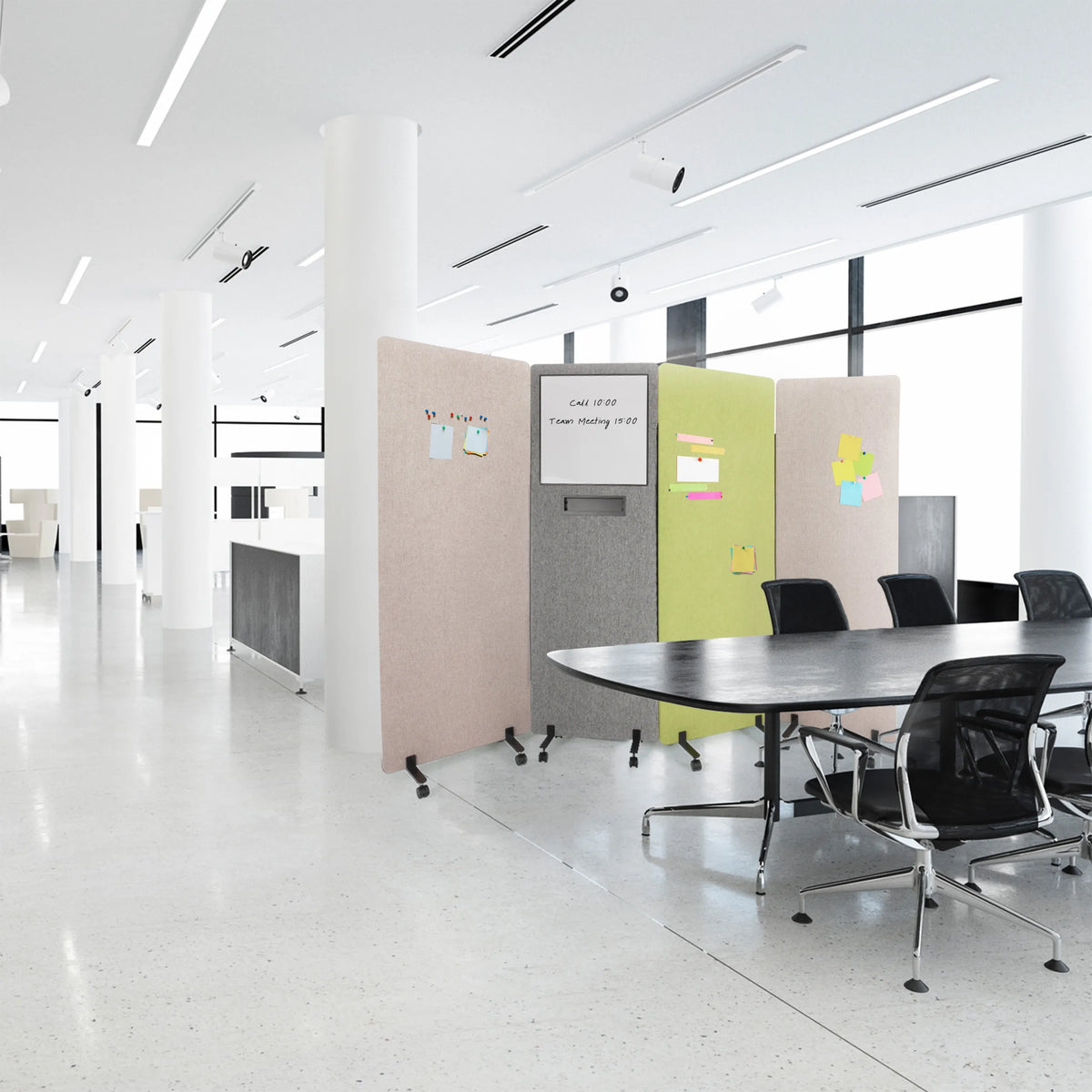 Pareti divisorie FLEXMIUT WB grigio chiaro su ruote con lavagna integrata in un ufficio moderno di hjh OFFICE