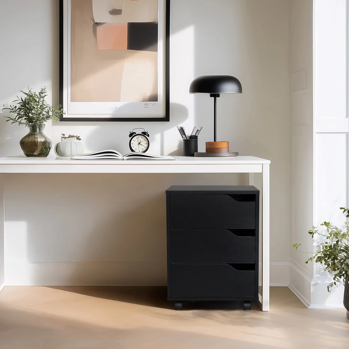 Cassettiera con rotelle ORGANISER I nera con tre cassetti sotto una scrivania bianca di hjh OFFICE
