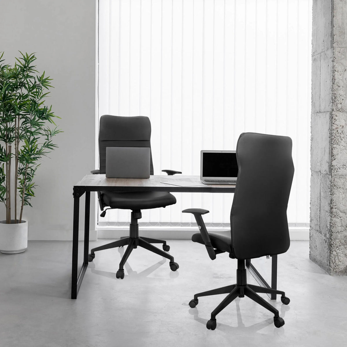 Due sedie Home Office ARTON 30 nere a una scrivania di hjh OFFICE