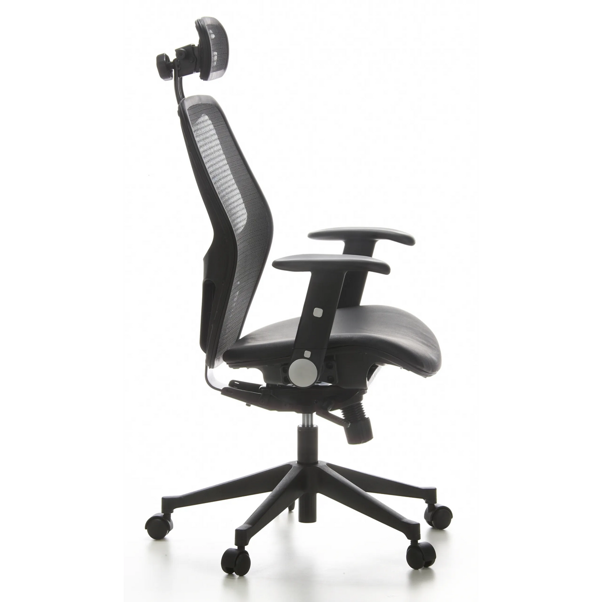 Sedia da ufficio professionale AIR-PORT nera con schienale in rete, seduta in pelle e base a cinque ruote di hjh OFFICE – vista a 360° (profilo laterale 80°)