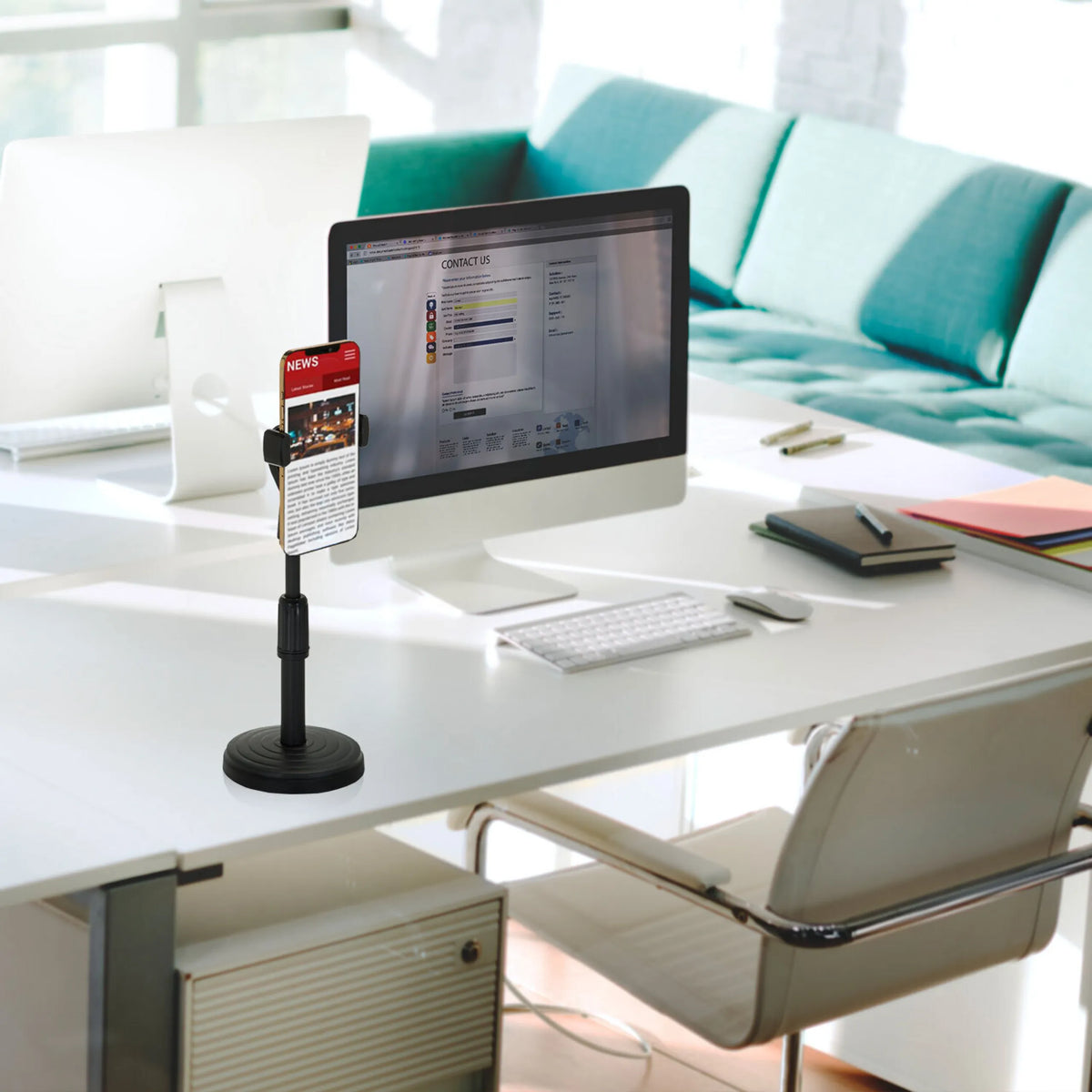 Supporto per cellulare e tablet FLEXMOBI II nero su una scrivania bianca accanto a un monitor di hjh OFFICE