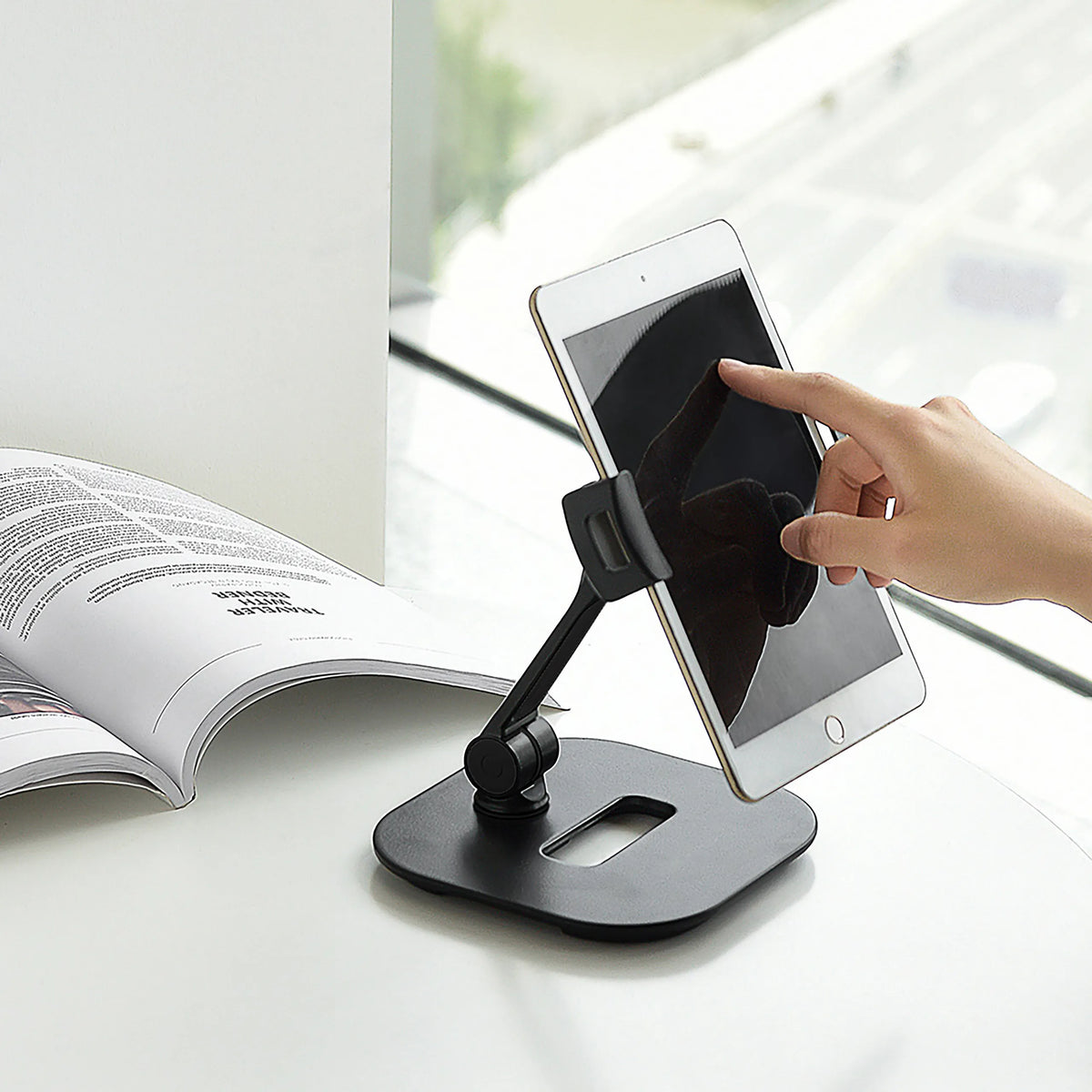 Supporto per cellulare e tablet FLEXMOBI IV nero con un tablet inserito su sfondo bianco di hjh OFFICE