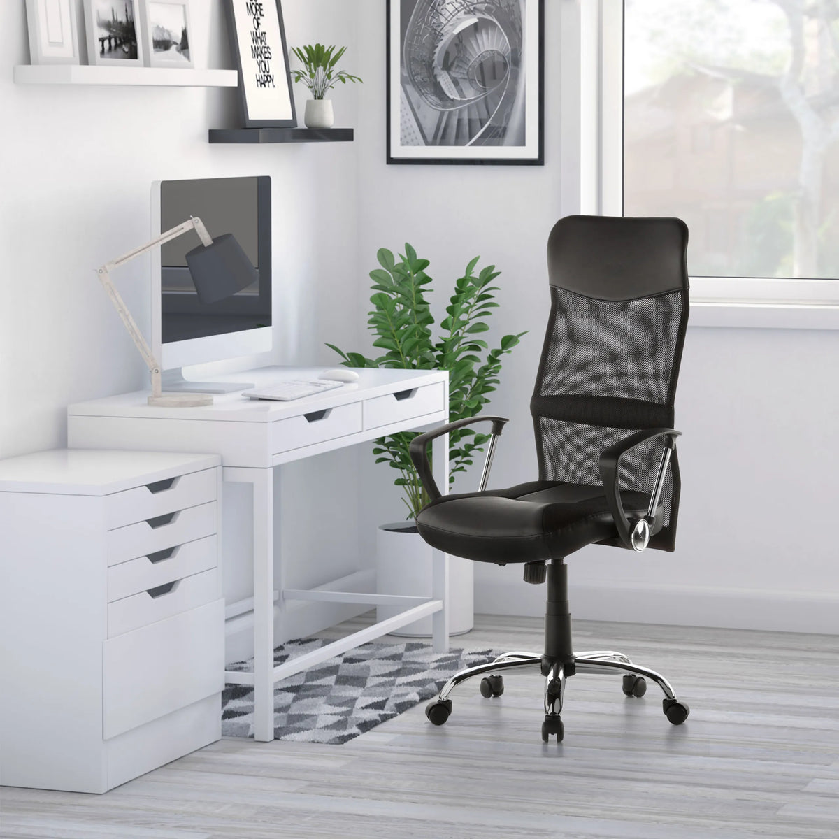Poltrona Home Office ARTON 20 in nero con schienale in rete e braccioli davanti a una scrivania bianca di hjh OFFICE