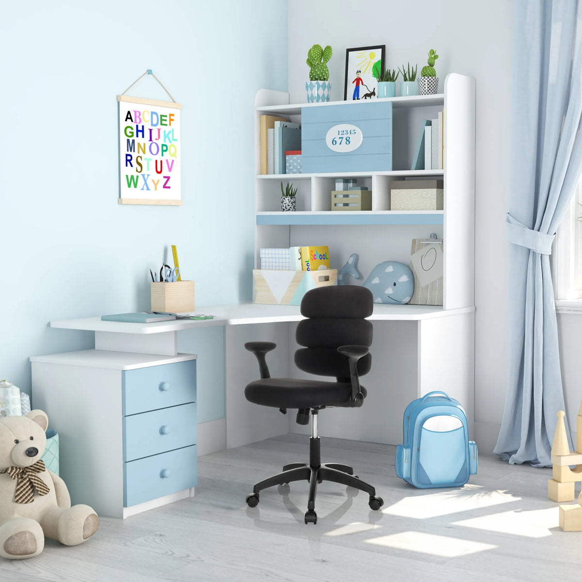 Sedia girevole per bambini KID ERGOLINO B nera con braccioli e rotelle a una scrivania bianca di hjh OFFICE