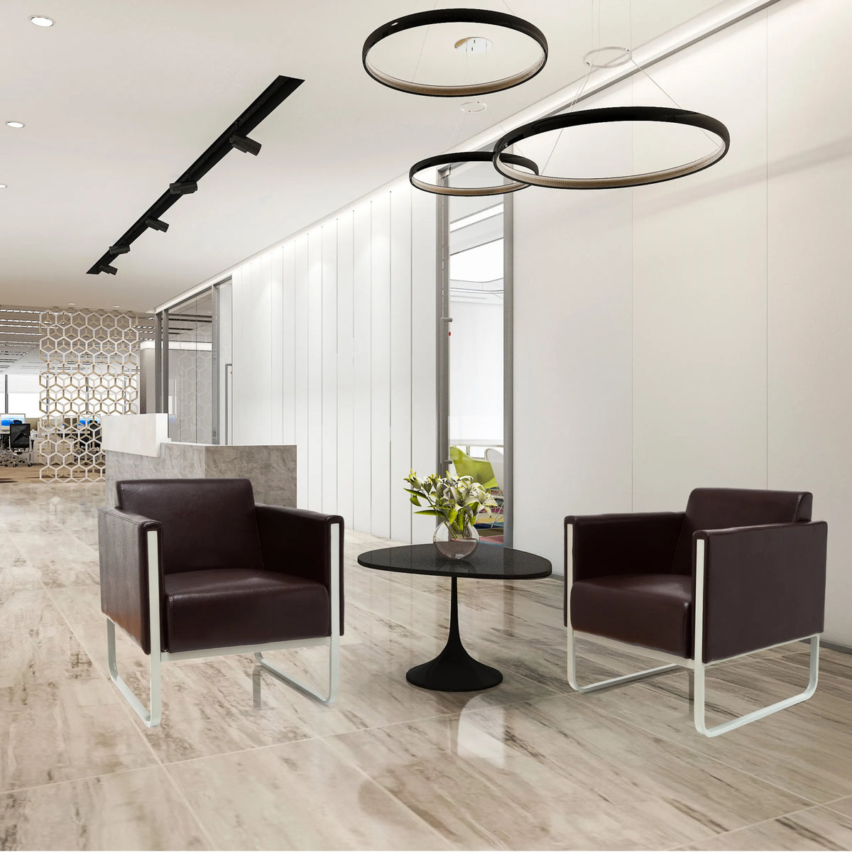 Due poltrone imbottite ARUBA marroni con strutture in metallo argentato e un tavolino rotondo di hjh OFFICE