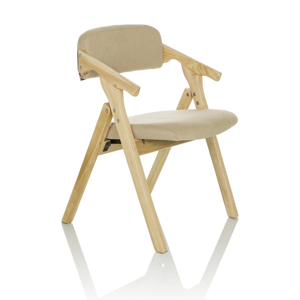 Sedia pieghevole SCANDIO beige con braccioli e struttura in legno di hjh OFFICE – vista a 360° (vista frontale a tre quarti 45°)