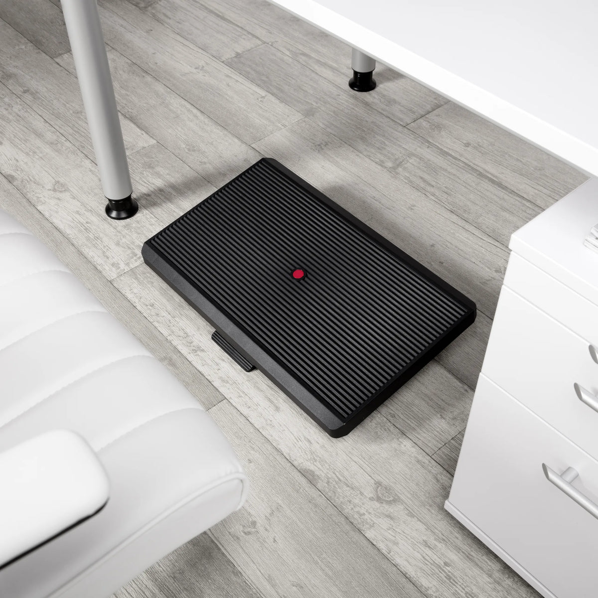 Poggiapiedi PIEDINO STRIPE PRO nero con superficie rigata e pulsante rosso di hjh OFFICE