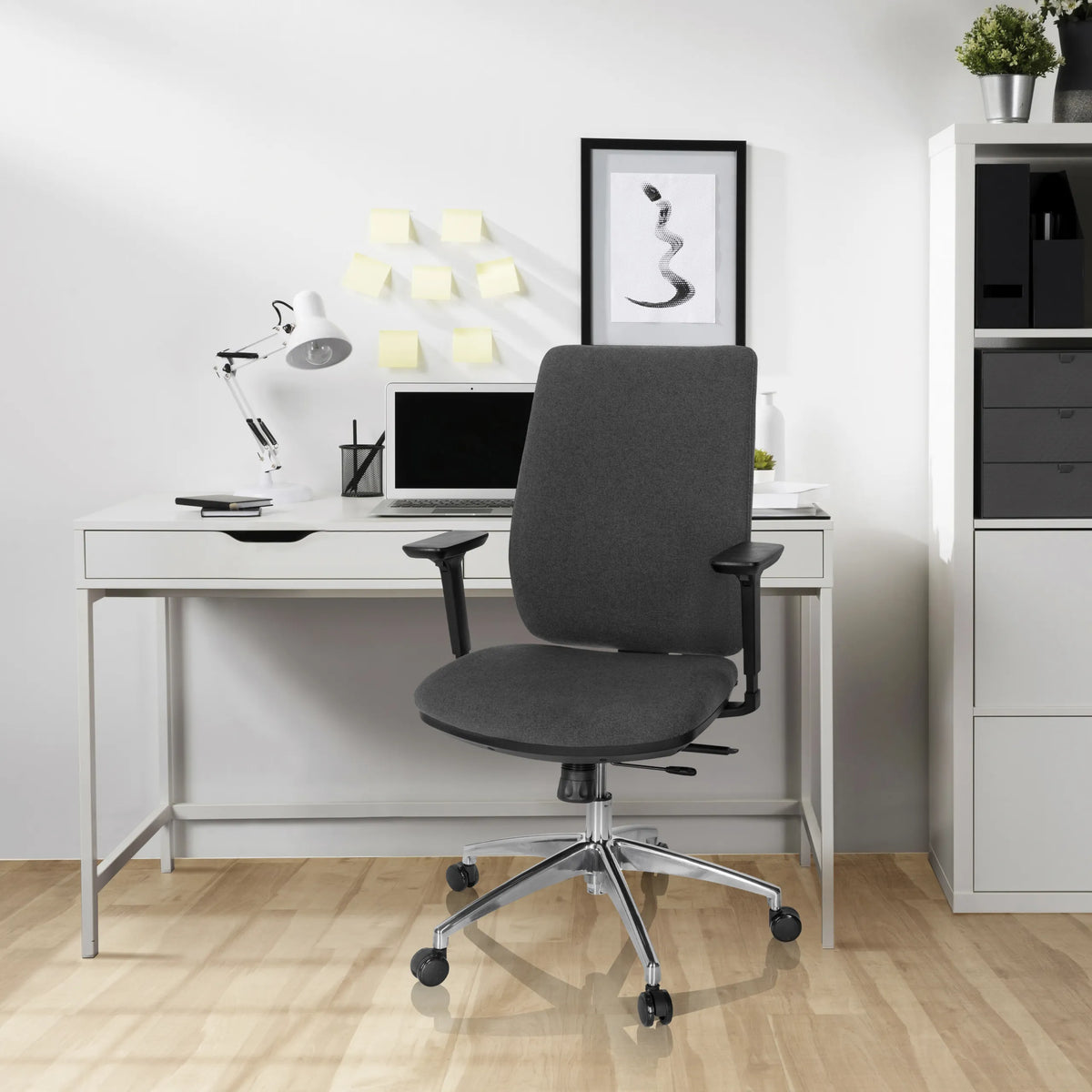Sedia da ufficio professionale INTEGRIO I grigio scuro con braccioli e cinque rotelle di hjh OFFICE