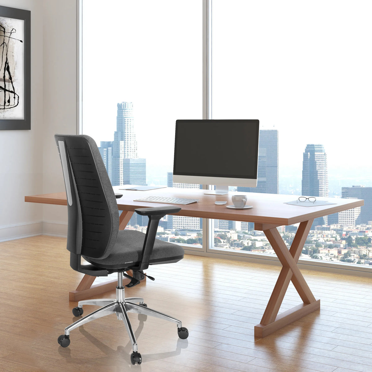 Sedia da ufficio professionale INTEGRIO I in grigio scuro a una scrivania davanti a una finestra con vista città di hjh OFFICE