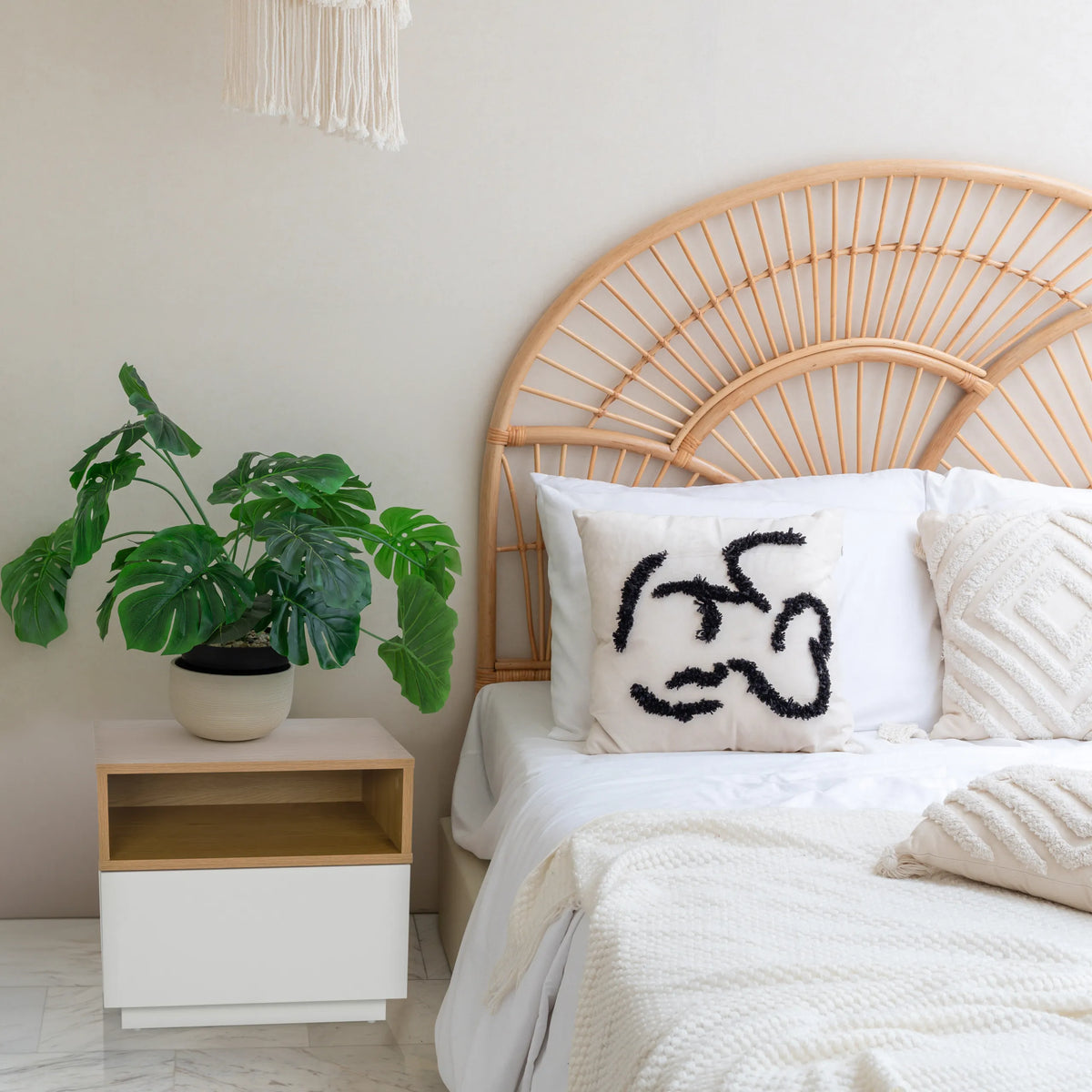 Tavolino bianco MELMO con vano aperto effetto rovere accanto a un letto di hjh LIVING