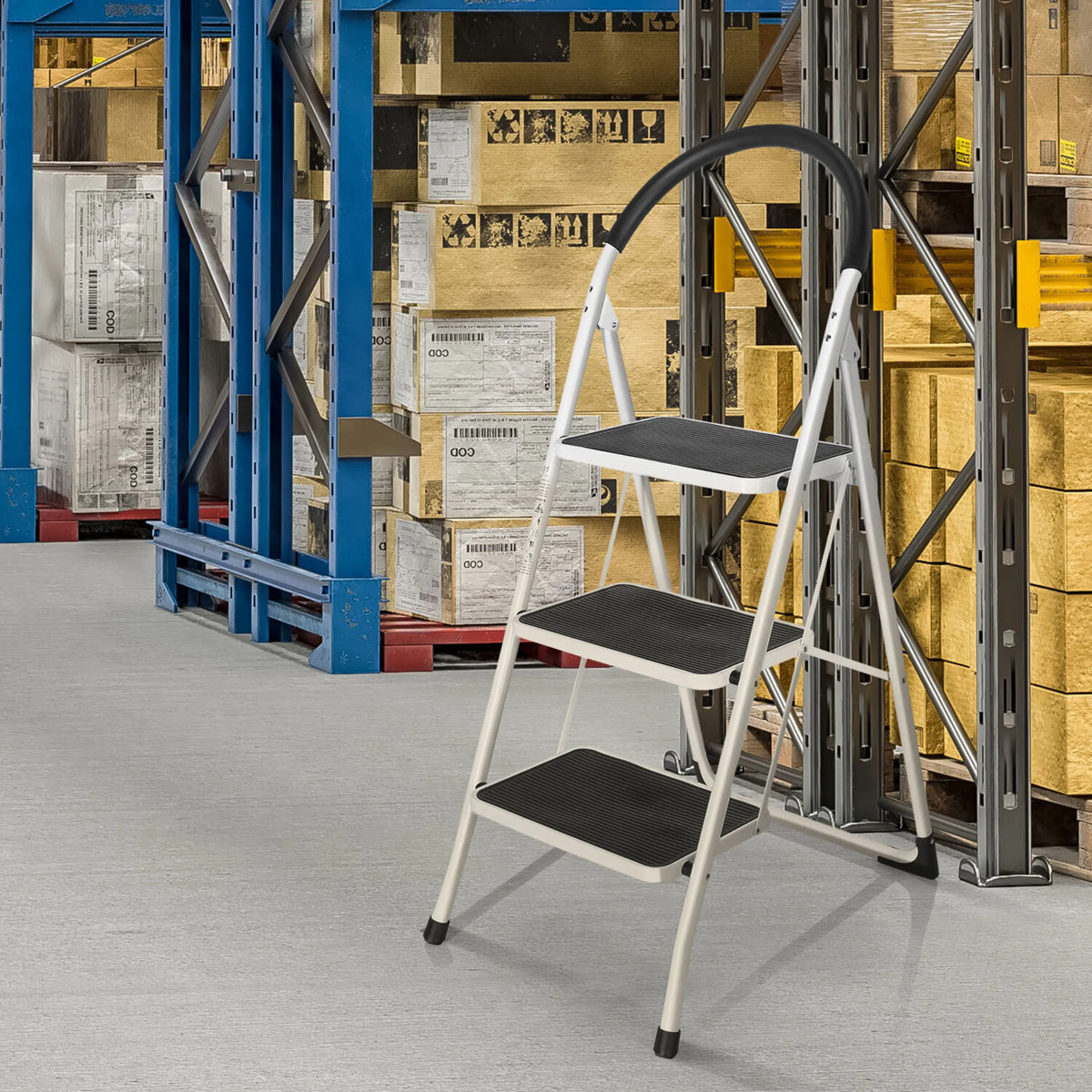 Scala richiudibile bianca SOLID W2 con tre gradini neri e un manico in un magazzino di hjh OFFICE