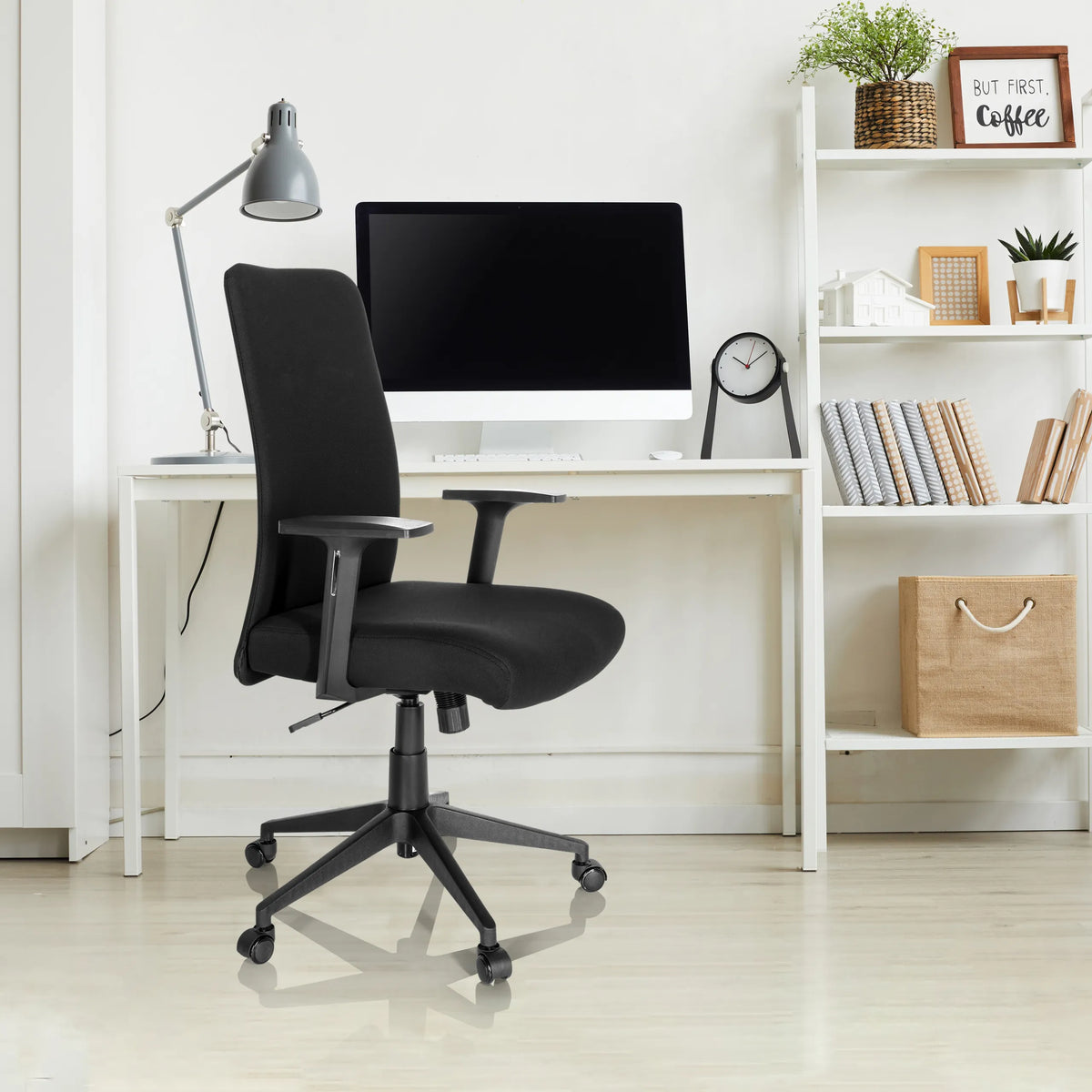 Sedia Home Office COSIO I nera con braccioli e rotelle a una scrivania bianca di hjh OFFICE