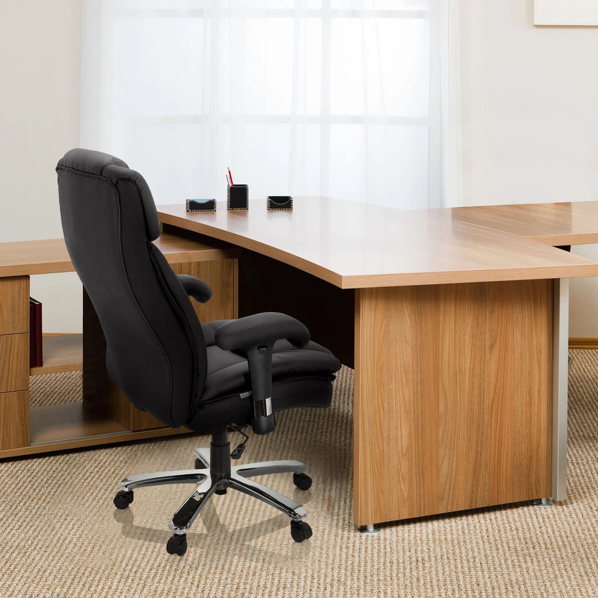 Sedia girevole BUILDER XXL I nera in ecopelle a una scrivania di hjh OFFICE